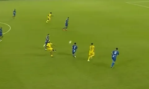 Vinicius cùng Ronaldinho 'nhảy múa' ở trận thắng 4-3