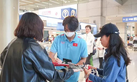Đặt chân đến Hàn Quốc, ĐT Việt Nam sẵn sàng đấu Son Heung-min và đồng đội