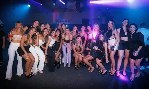 Vợ Messi tận hưởng tiệc đêm cùng dàn WAGs Argentina