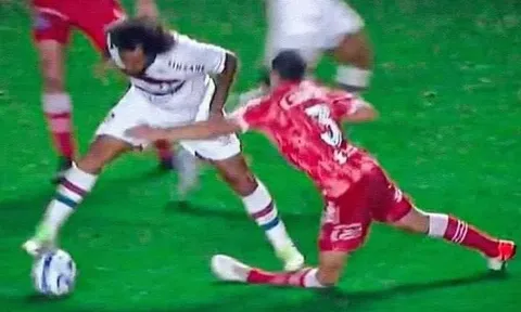 Vô tình làm đối thủ gãy gập chân, Marcelo khóc nức nở
