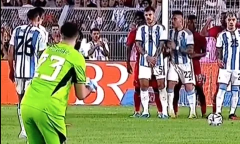 Emiliano Martinez hiến kế giúp Messi ghi bàn trước Panama