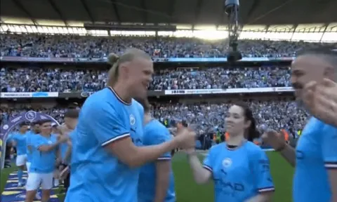 Haaland làm đau nữ nhân viên Man City trong lễ ăn mừng