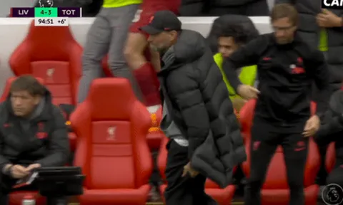 HLV Klopp dính chấn thương vì ăn mừng quá 'nhiệt'
