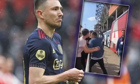 Tiền đạo Ajax đấm vào mặt CĐV đối thủ