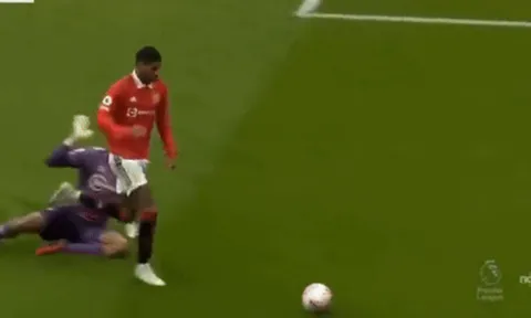 Rashford bị chỉ trích sau pha ăn vạ lộ liễu