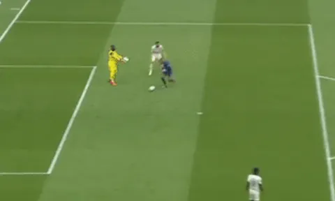 Mbappe cười tươi sau pha ghi bàn 'dễ nhất sự nghiệp'