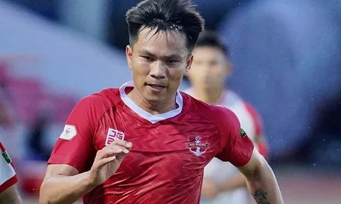 Cầu thủ Hải Phòng phải khâu hơn 10 mũi sau pha vào bóng của Hữu Tuấn