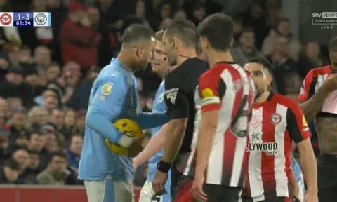 Walker "nổ đom đóm mắt", Guardiola liền ra mặt