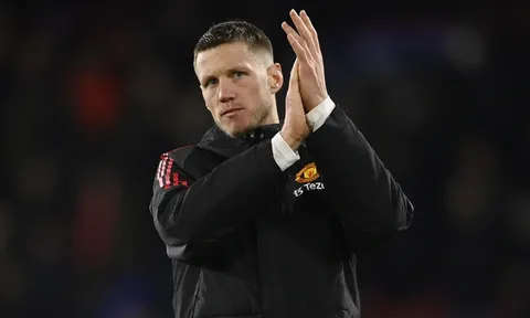 Neville hỏi thẳng Ten Hag lý do Weghorst liên tục đá chính