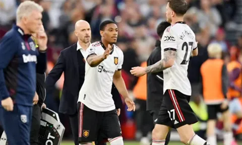 "Man United đang thi đấu với 10 người"