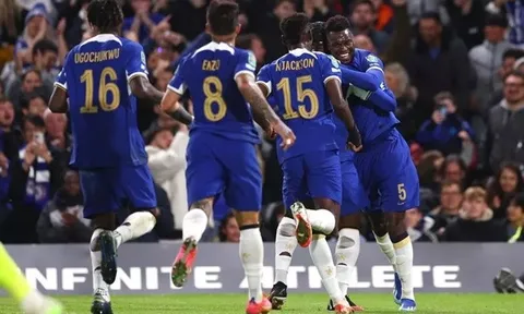 Badiashile tái xuất bùng nổ, dàn sao Chelsea “cười như được mùa”