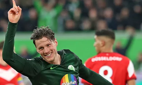 Bùng nổ trước M.U, Weghorst từng khiến Rangnick phải 'ngả mũ' thán phục