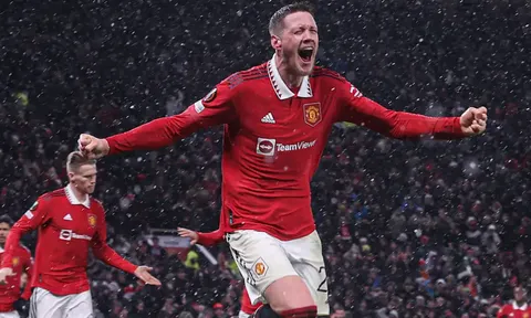 Wout Weghorst như muốn khóc sau bàn thắng đầu tiên tại Old Trafford