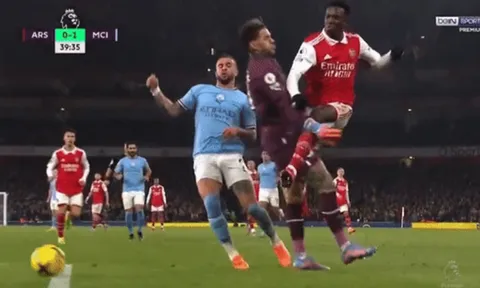 Trọng tài Premier League lại gây tranh cãi