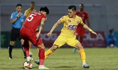 Tân binh tuyển Việt Nam khiến Văn Hậu vất vả
