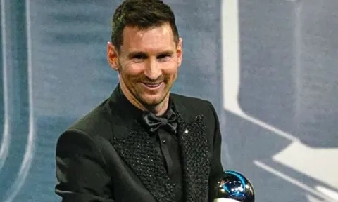 Messi nhắc con đi ngủ sau khi nhận giải FIFA The Best
