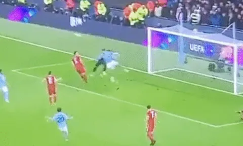 CĐV trầm trồ trước pha cứu thua của thủ môn Bayern