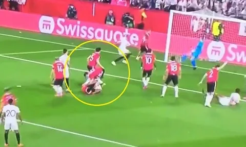 Maguire khiến Martial dính chấn thương