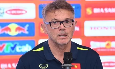 HLV Troussier: Tuyển thủ Việt Nam không hiểu ý nhau là bình thường