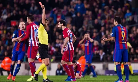 Messi, Casemiro trong 'bộ sưu tập' của trọng tài đuổi Lewandowski