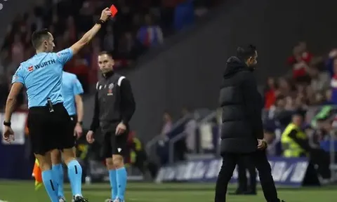 Xavi sớm bị đuổi trước Atletico