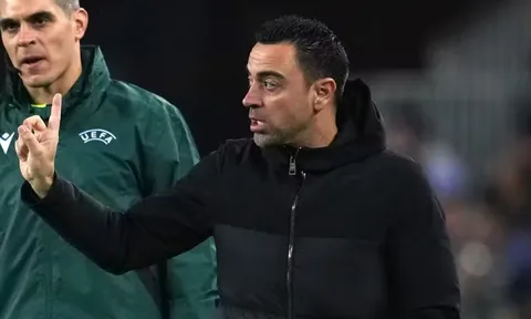 Xavi chỉ ra tình huống Man United thoát được 1 quả penalty