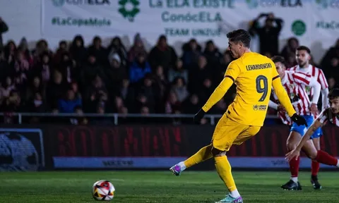 Xavi hé lộ kế hoạch kết hợp Lewandowski và Roque