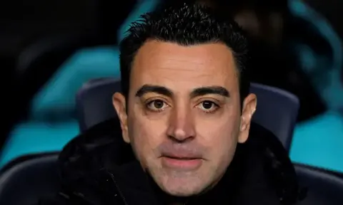 Xavi kêu gọi fan Barcelona 'nhẹ nhàng' với Ferran Torres