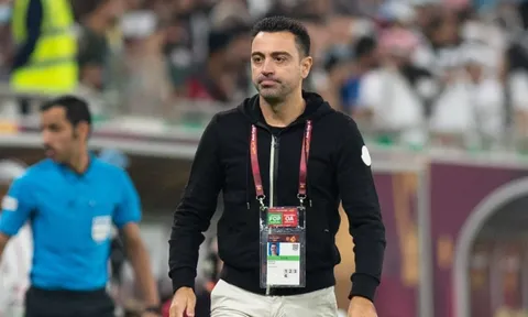 Xavi nên tránh xa Camp Nou vào lúc này