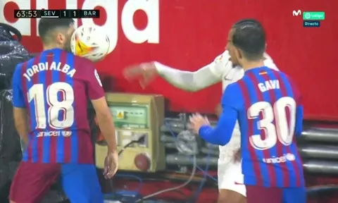 Xavi phản ứng với Rakitic; Mục tiêu M.U, Chelsea trả giá vì hung bạo