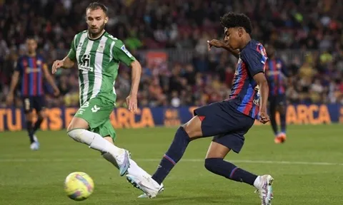 Xavi trình làng 'thần đồng' trong chiến thắng 4 sao