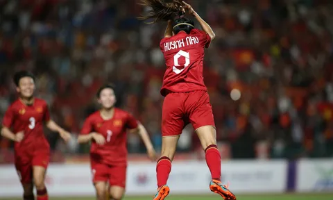 'Xé lưới' Myanmar, Huỳnh Như ăn mừng theo phong cách Ronaldo