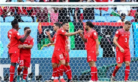 Xhaka mất bình tĩnh với đồng đội