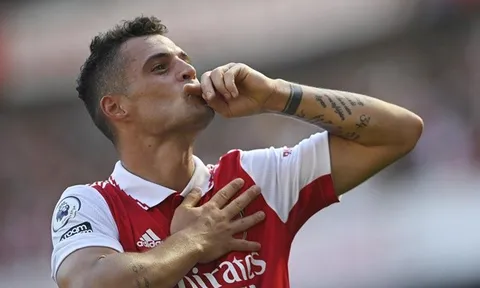 "Granit Xhaka đã dành vài phút để ôm tất cả mọi người"