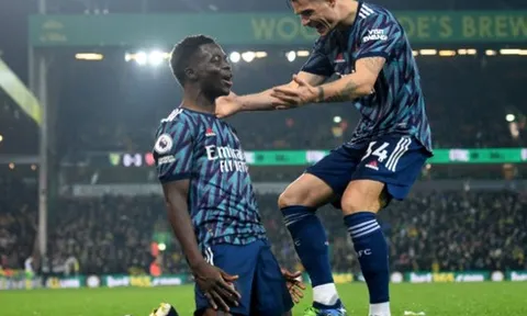 Xhaka hóa Ronaldinho, toan đá Saka