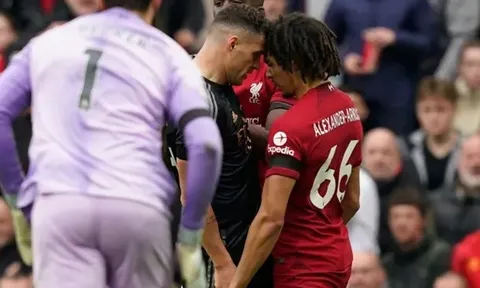 Xhaka thoát thẻ đỏ sau hành động điên rồ
