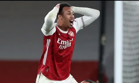 XONG! Thắng Chelsea, Arsenal hứng chịu đòn giáng mạnh