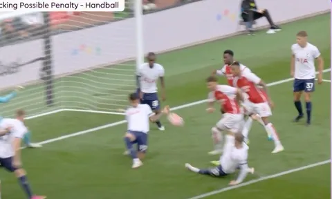 Xong trận Arsenal 2-2 Tottenham mới thấy Man Utd bị oan ức