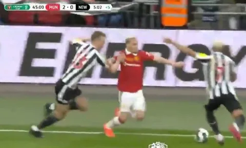 Xử lý đỉnh cao, Antony khiến hậu vệ Newcastle tức điên