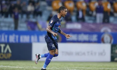 Xuân Mạnh mắc lỗi, Hà Nội FC phơi áo ngay trên sân nhà