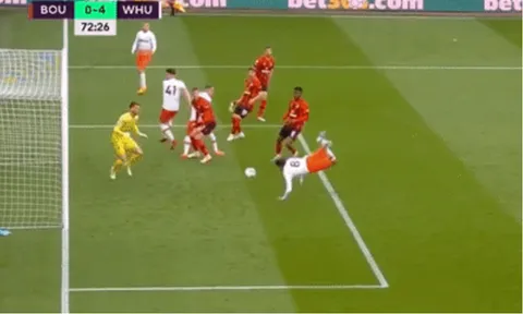 Tiền vệ Premier League tái hiện siêu phẩm bọ cạp của Giroud