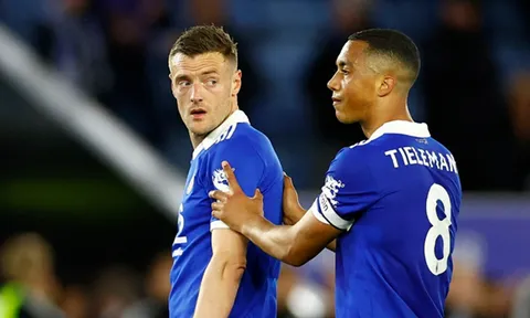 Vì sao rớt hạng chưa phải thảm họa với Leicester?