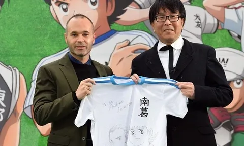 Tác giả Captain Tsubasa được vinh danh giống HLV Troussier