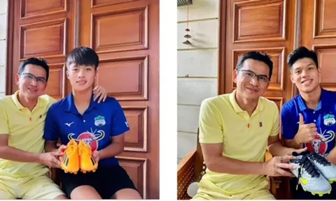 Kiatisuk tặng quà ý nghĩa cho 3 trò cưng ở HAGL
