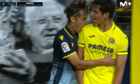 Cầu thủ La Liga cay cú, lao đến cắn đối thủ