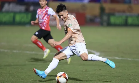 Học trò chạy như cầu thủ châu Âu, HLV Troussier phấn khích