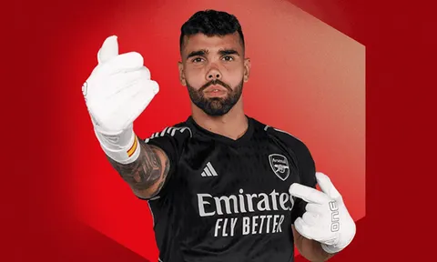 Arteta loại bỏ Ramsdale, biến Raya thành thủ môn số 1