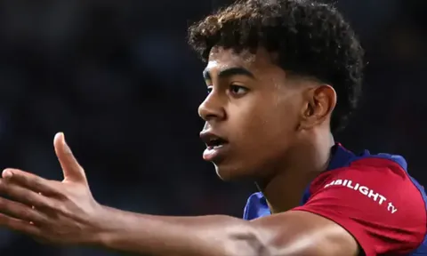 Thần đồng Barcelona nhận án treo giò 'kỳ lạ'