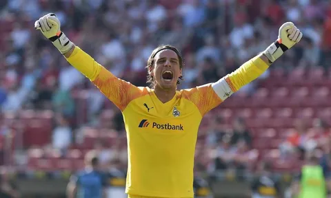 Yann Sommer 'quay xe' với Man Utd