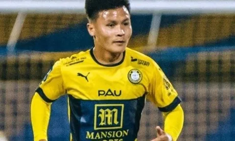 Quang Hải lại bị Pau gạch tên